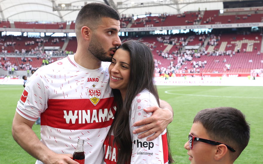 Deniz Undav gibt Tanja Kuss auf Stirn