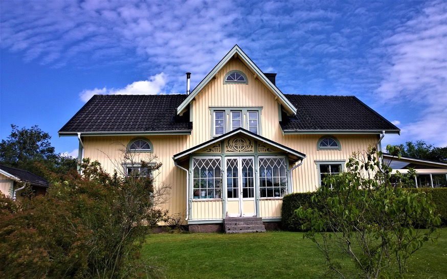 Ein helles Haus mit Garten