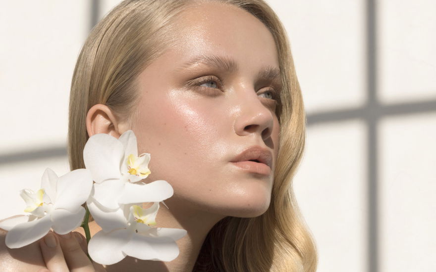 Blondine mit perfektem Glow und Blumen