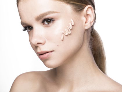 Wie ein Weichzeichner! Neues Drogerie-Make-up lässt laut Hersteller Poren und Falten in Sekunden verschwinden