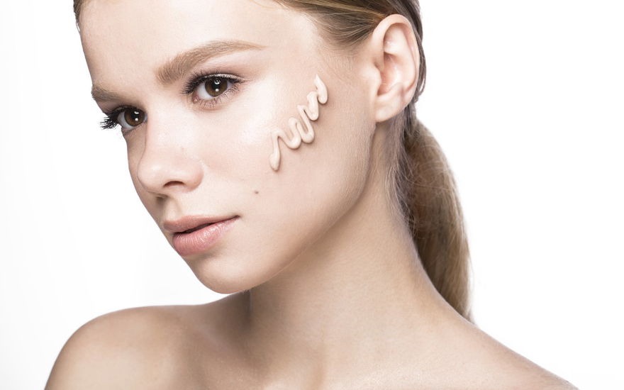Frau mit Foundation auf Wange