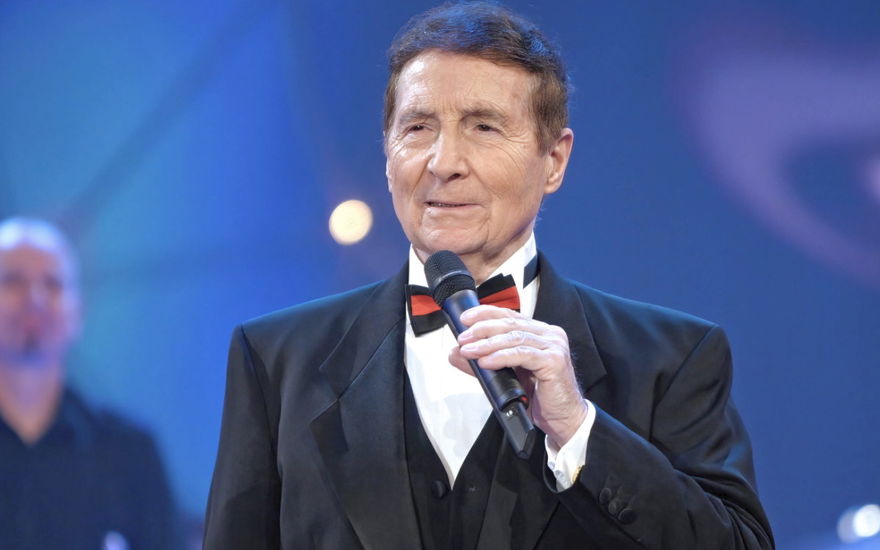 Freddy Quinn mit Mikrofon