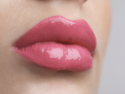 Sommertrend 2026: Mit diesem innovativen Lippen-Duo schaffst du den "Glazed"-Effekt in wenigen Sekunden