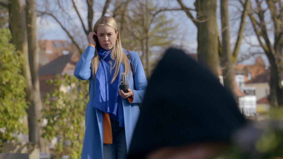 Jessica kommt bei GZSZ an Carlos' Grab und trifft auf dessen Mörderin