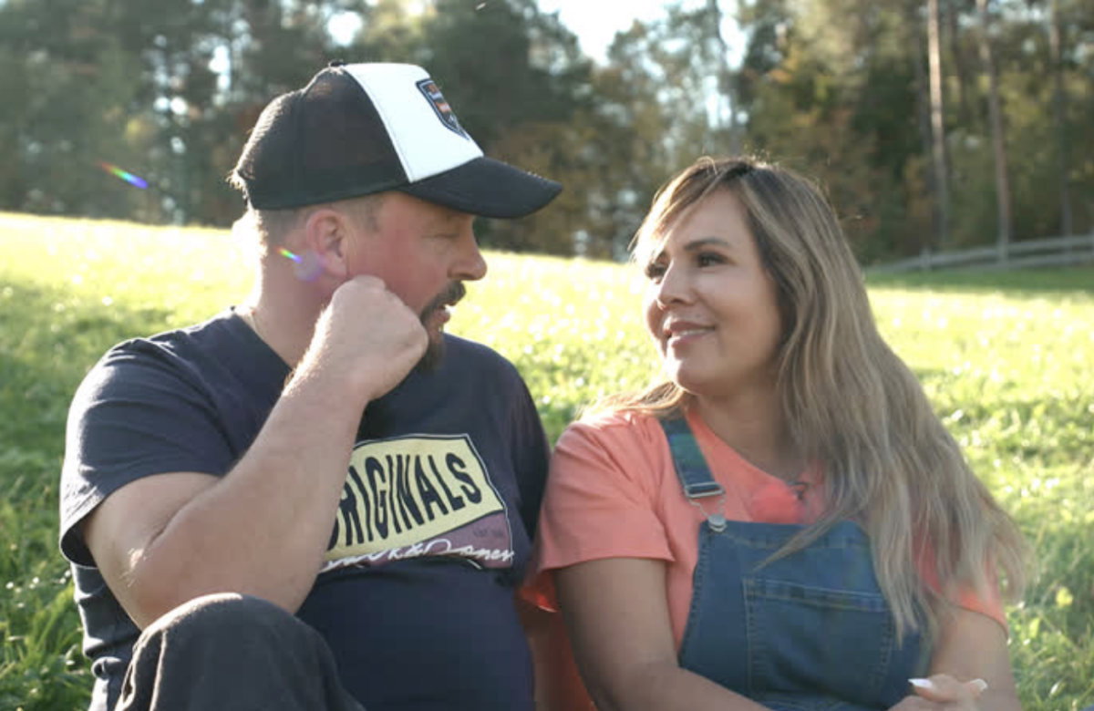 Andreas und Jasmin schauen sich an
