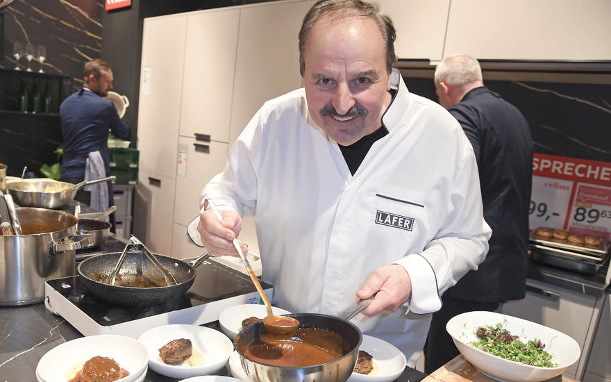 Johann Lafer beim Kochen