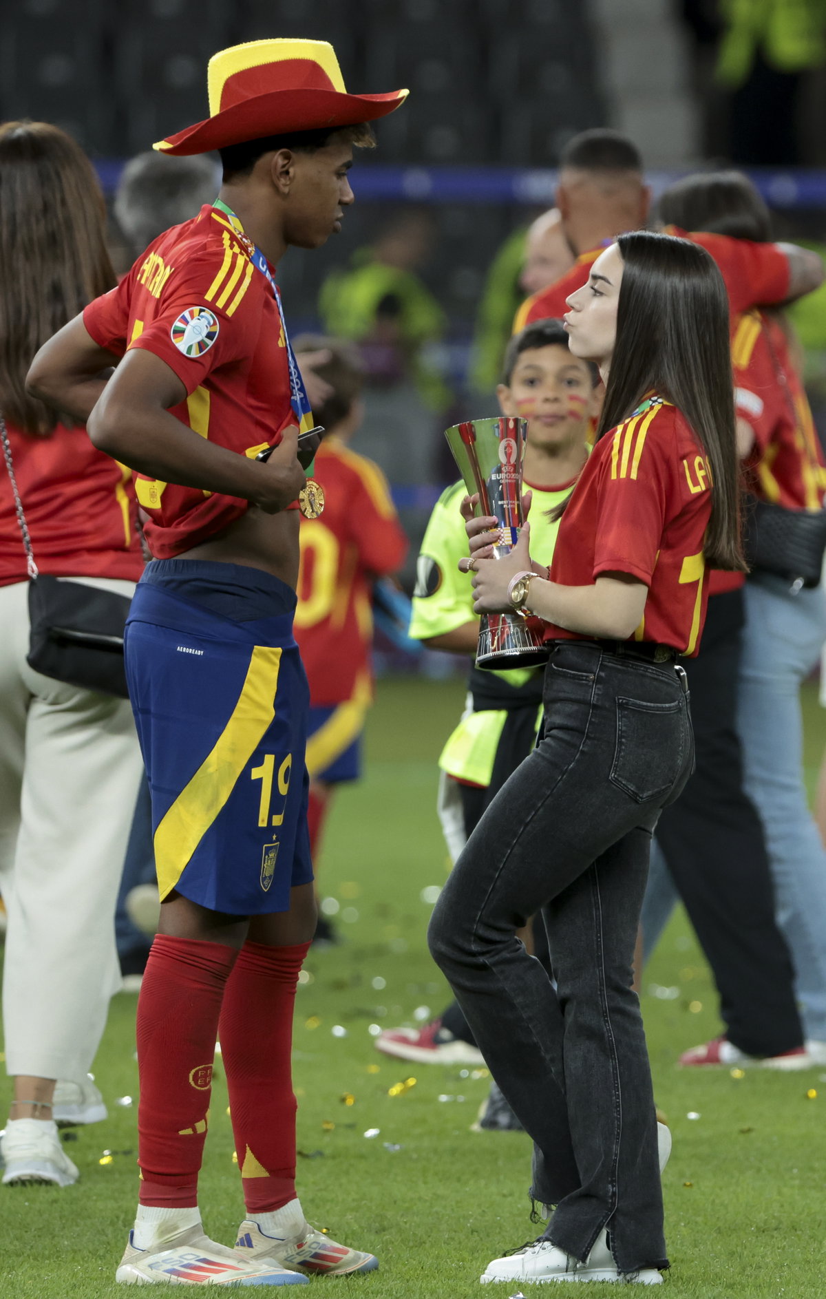 Lamine Yamal und Alex nach EM-Sieg 2024