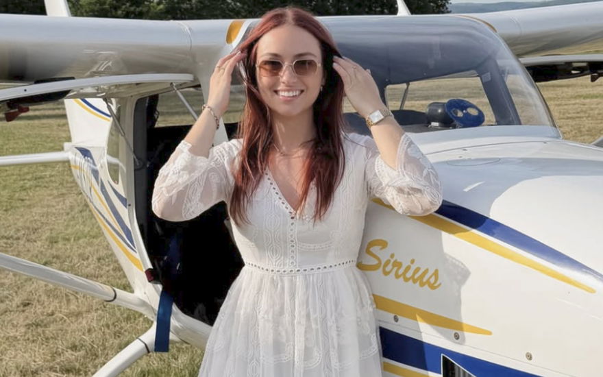 Laura Wagner am Kleinflugzeug