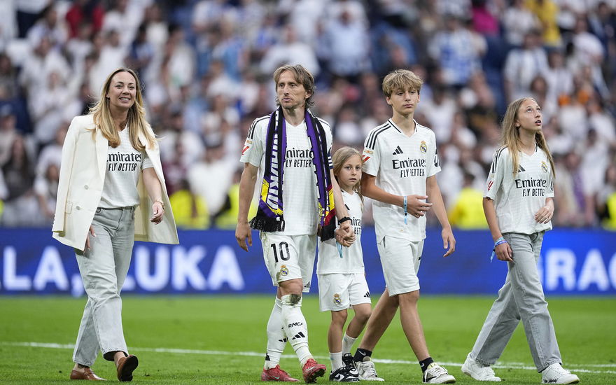 Luka Modrić mit seiner Frau und den drei Kindern nach einem Spiel