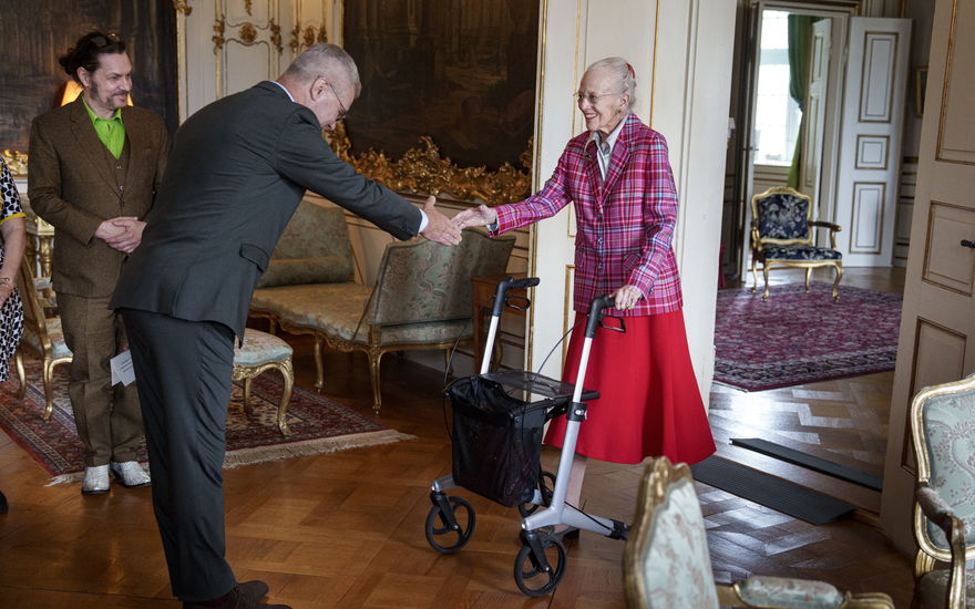Königin Margrethe mit Rollator bei einem Termin