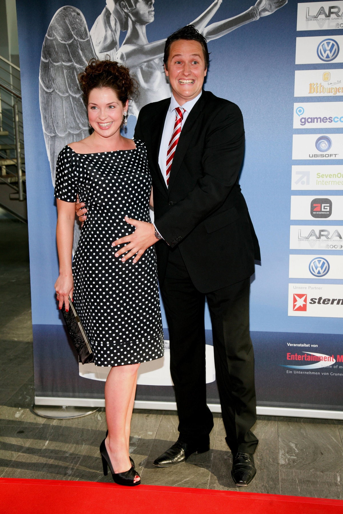 Maria Wedig mit Babybauch und ihrem Ehemann Sven Wedig auf einem Event