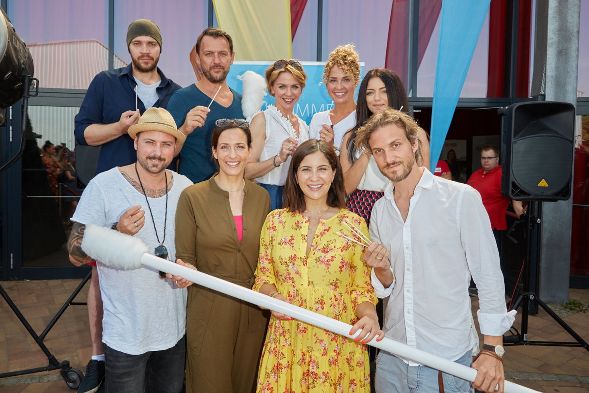 Maria Wedig mit Patrick Heinrich, Felix von Jascheroff, Chryssanthi Kavazi, Ulrike Frank und weiteren GZSZ-Stars