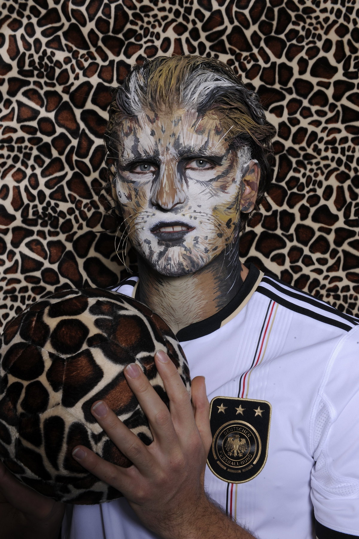 Mario Gomez als Leopard zum DFB-Fotoshooting im Rahmen der WM 2010