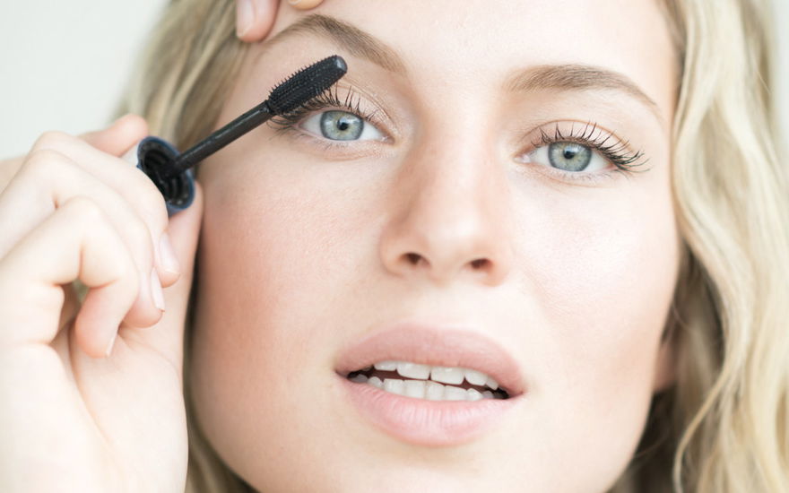 Frau trägt mascara auf
