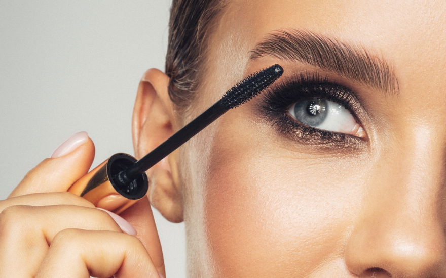 Frau mit Mascara