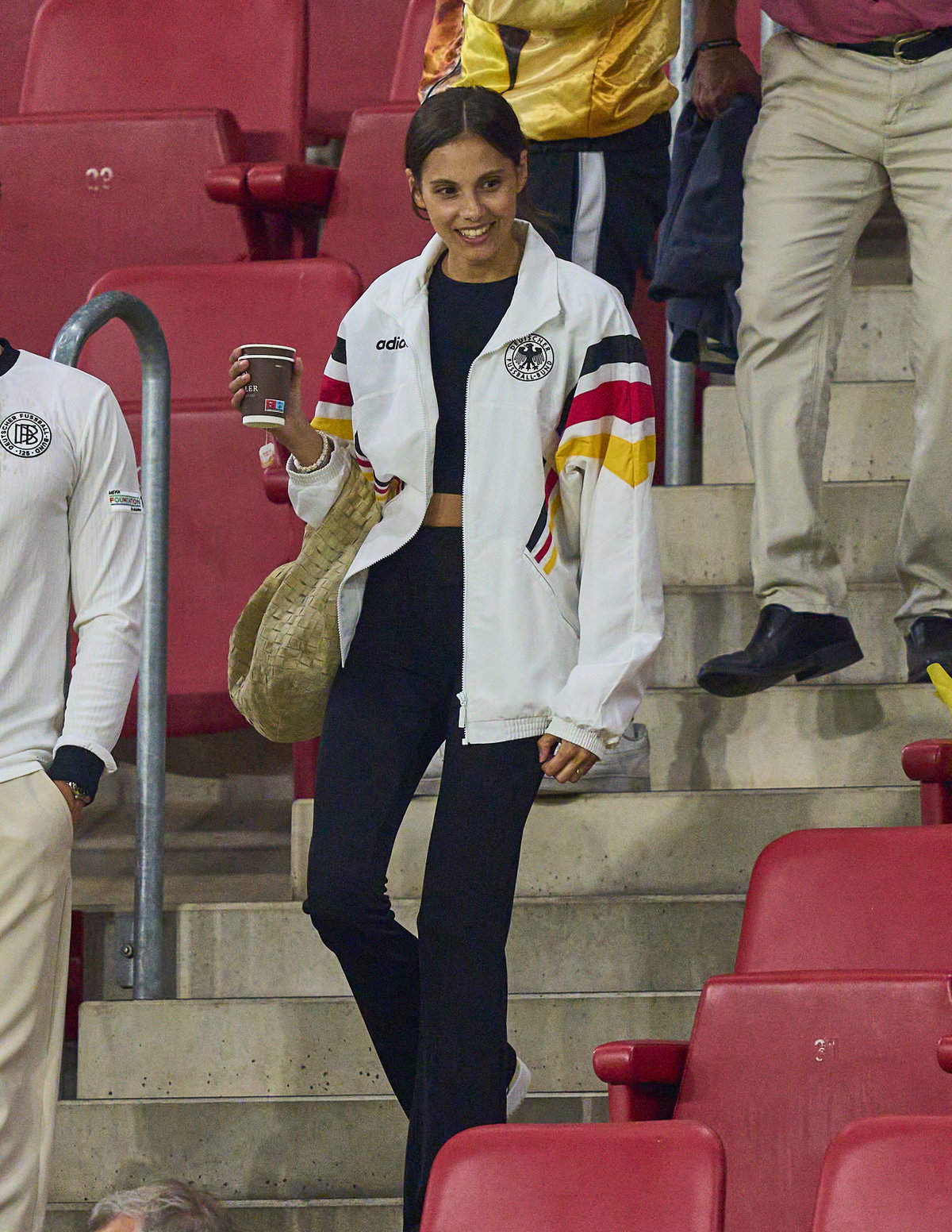 Mathea Fischer mit DFB-Trainingsjacke