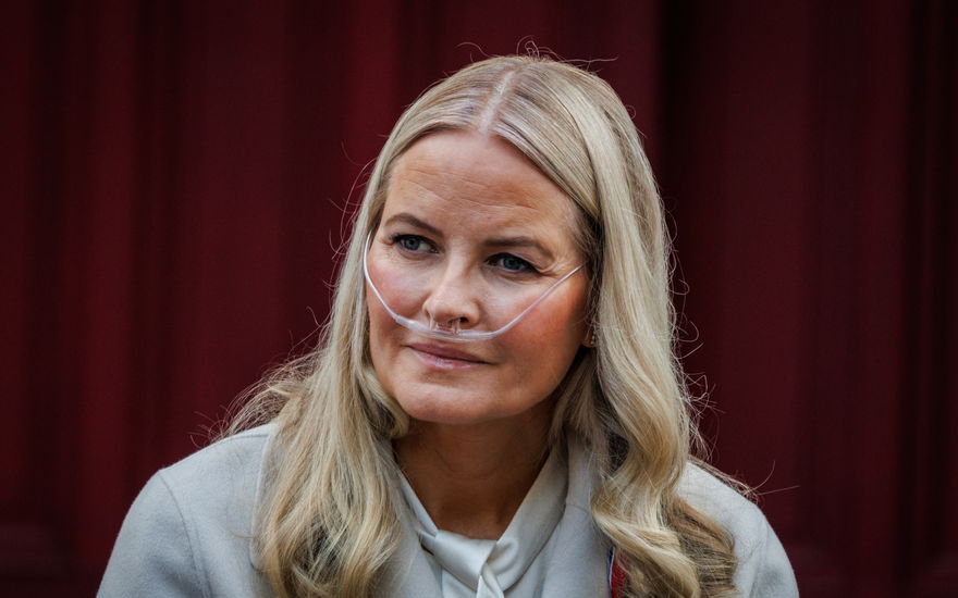 Mette-Marit mit Sauerstoffgerät