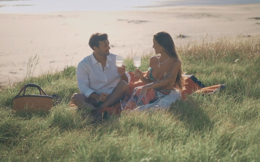 Bachelor Tim Reitz mit Miri am Strand