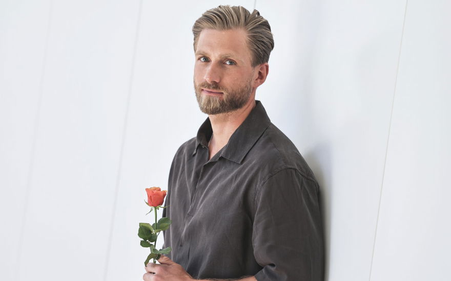Sebastian Paul mit Rose