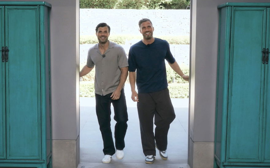 Tim Reitz und Sebastian Paul betreten Bachelors-Villa