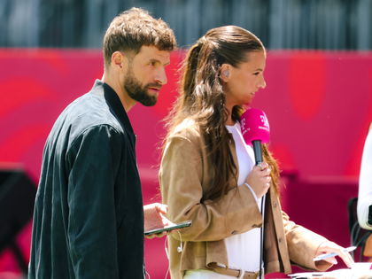 Laura Wontorra & Thomas Müller: TV-Schlagabtausch sorgt für heftige Fan-Reaktionen