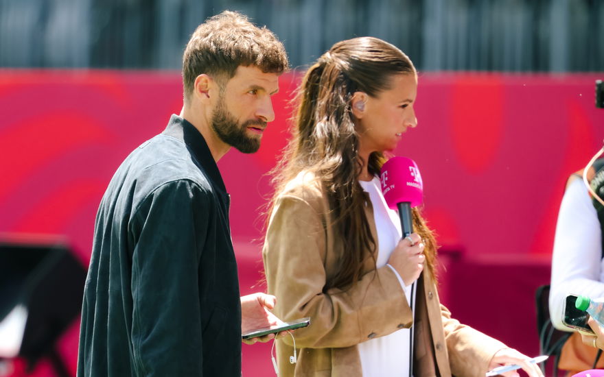Thomas Müller und Laura Wontorra bei der WM 2026