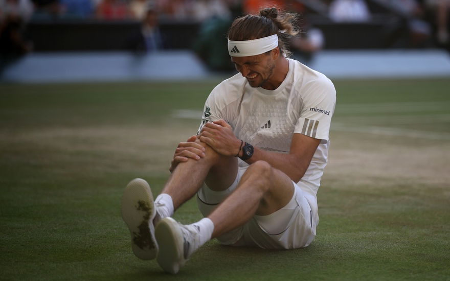 Alexander Zverev hält sein Knie