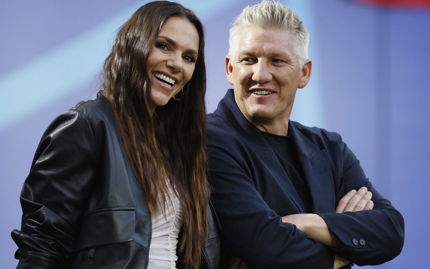 Bastian Schweinsteiger und Esther Sedlaczek lächeln
