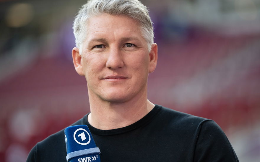 Bastian Schweinsteiger mit Mikrofon in der Hand