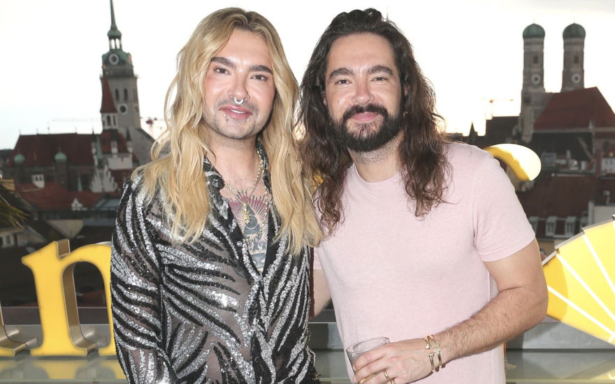 Tom und Bill Kaulitz auf Terrasse