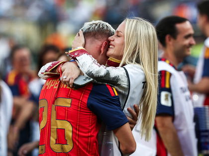 Verdächtiger Ring nach WM-Sieg: Verlobungs-Überraschung bei Laura Abla & Spaniens Fußballer Dani Olmo?