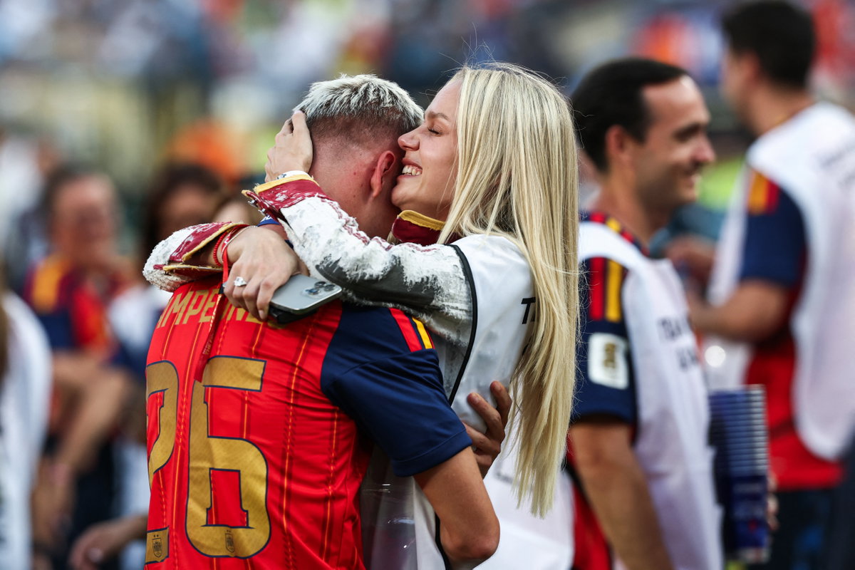 Laura Abla umarmt ihren Freund, Spaniens Fußballer Dani Olmo, nach dem WM-Finale