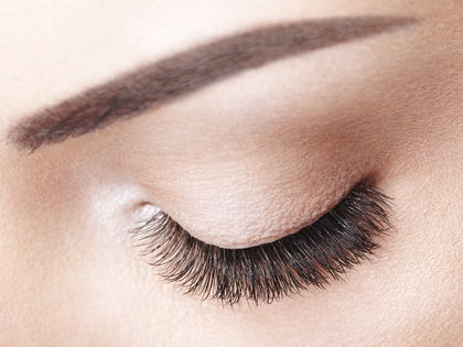Dünne Wimpern im Alter? Diese 5 Inhaltsstoffe wirken wie eine natürliche Verdichtung