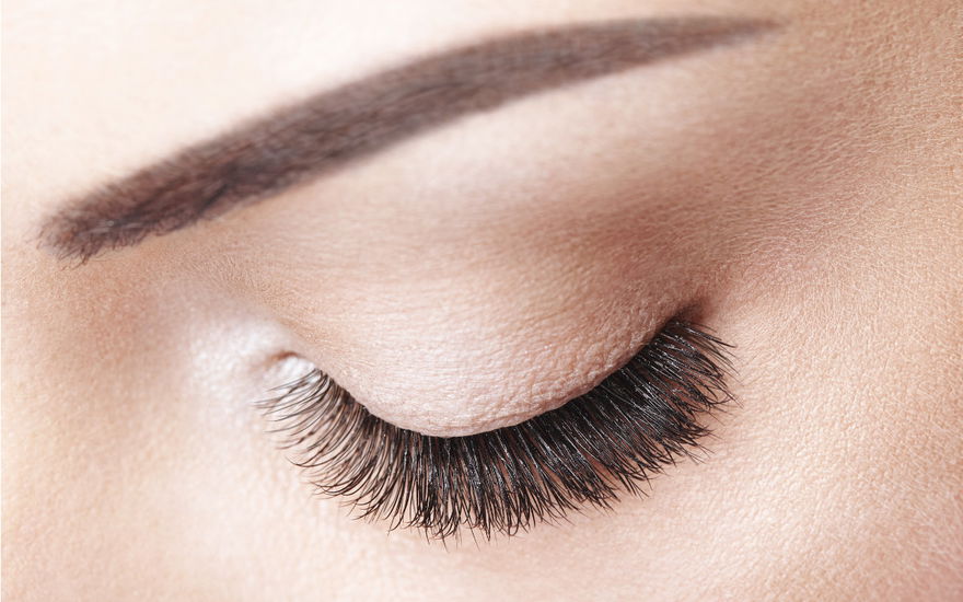 frau mit sehr dichten wimpern
