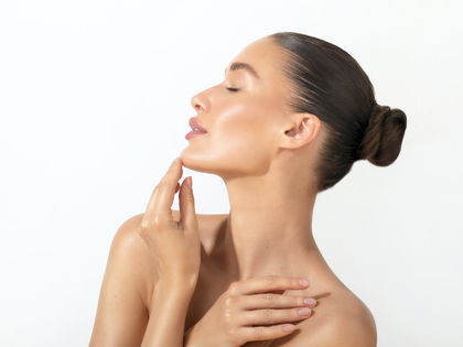 Wie weichgezeichnet! Dieses neue Drogerie-Fixierspray zaubert sofort einen rosigen Filter-Glow