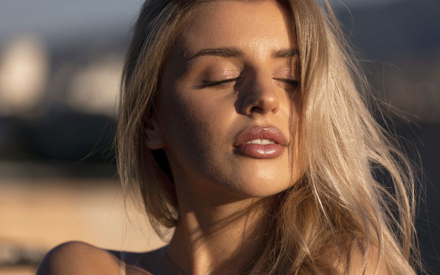 Blondie mit strahlender Haut