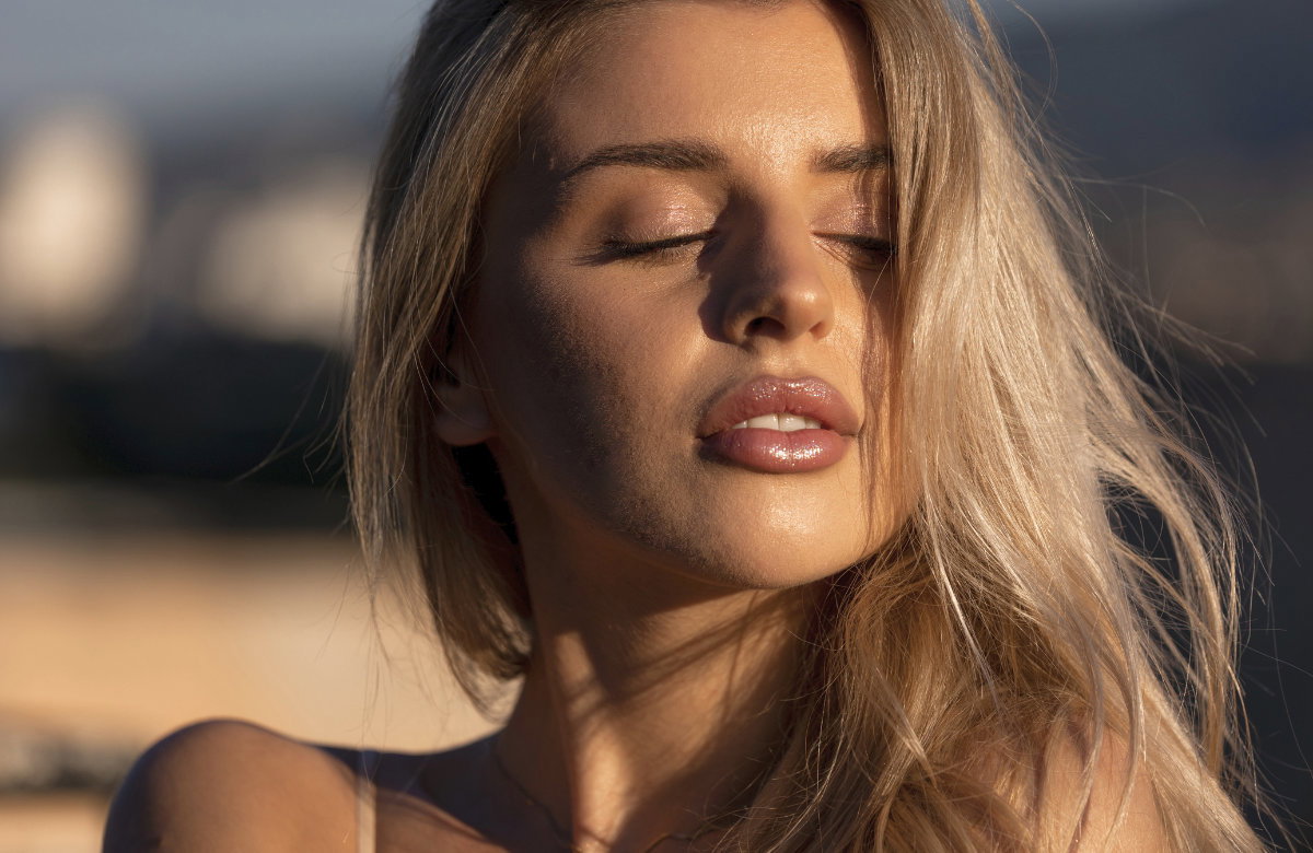 Blondie mit strahlender Haut