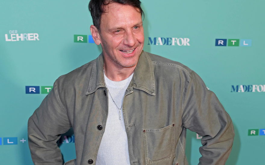 Hendrik Duryn lacht auf dem Red Carpet eines Events