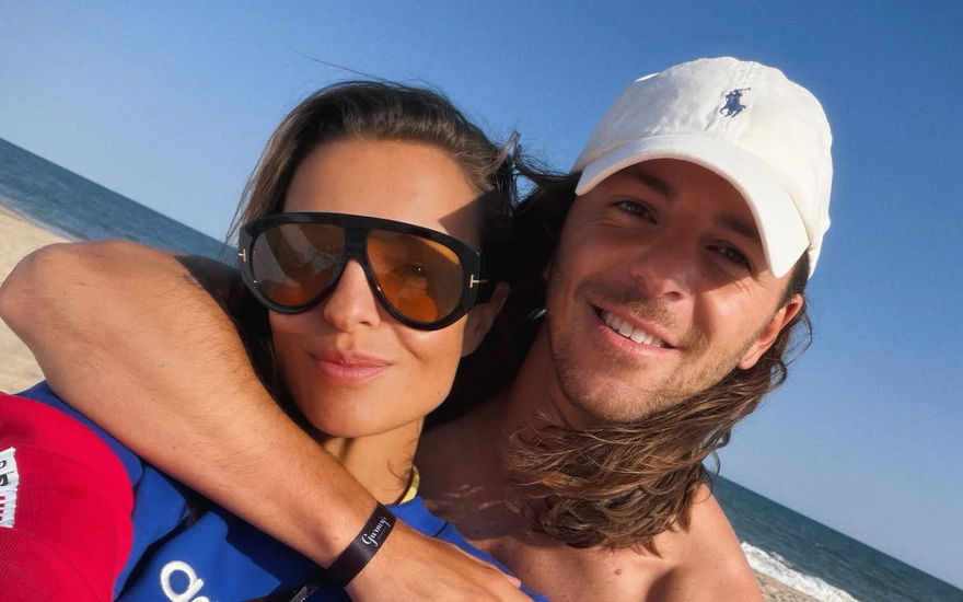 Laura Wontorra und Riccardo Basile am Strand