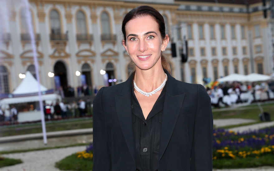 Lisa Müller in einem schwarzen Kleid