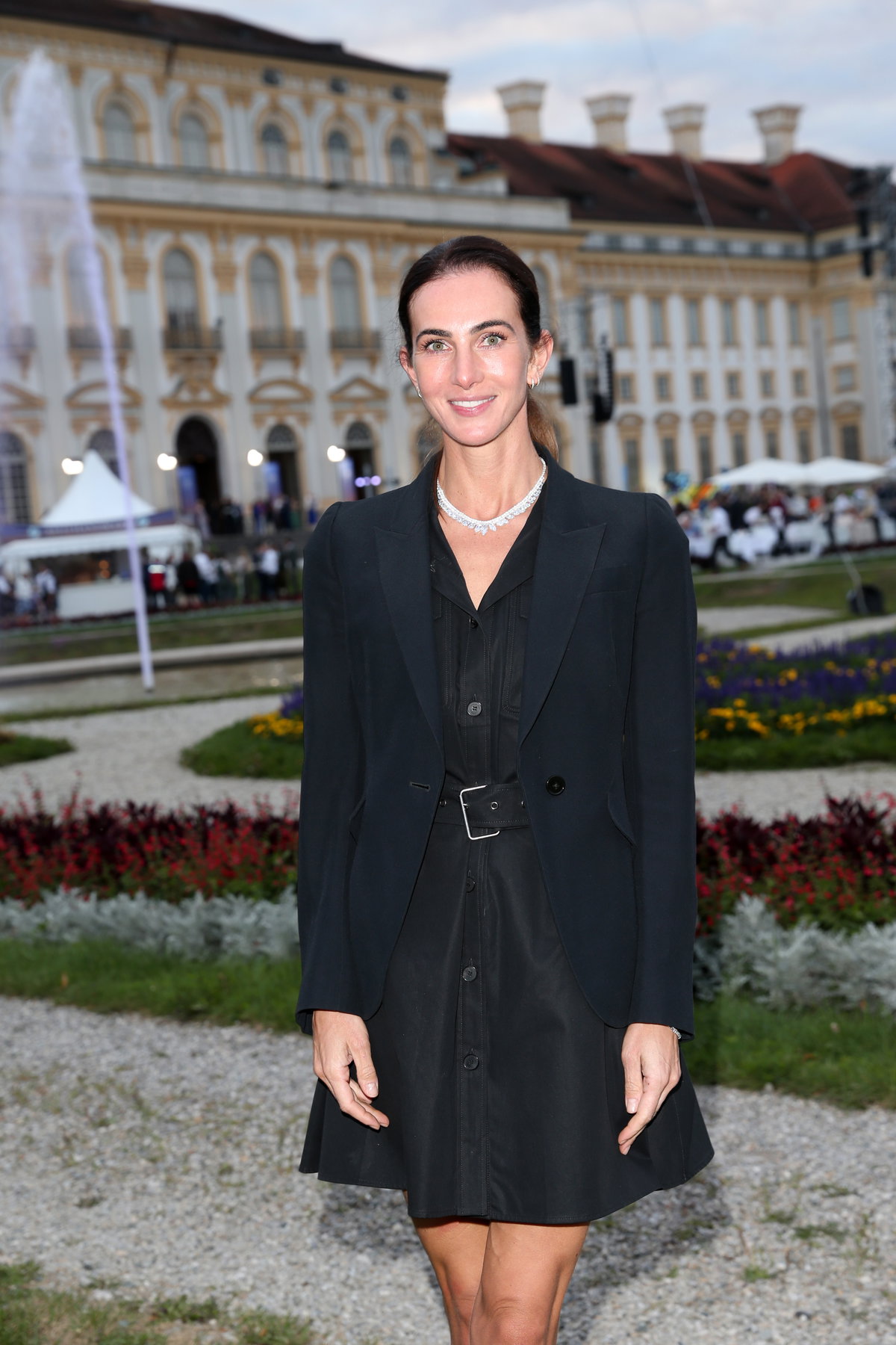 Lisa Müller in einem schwarzen Kleid