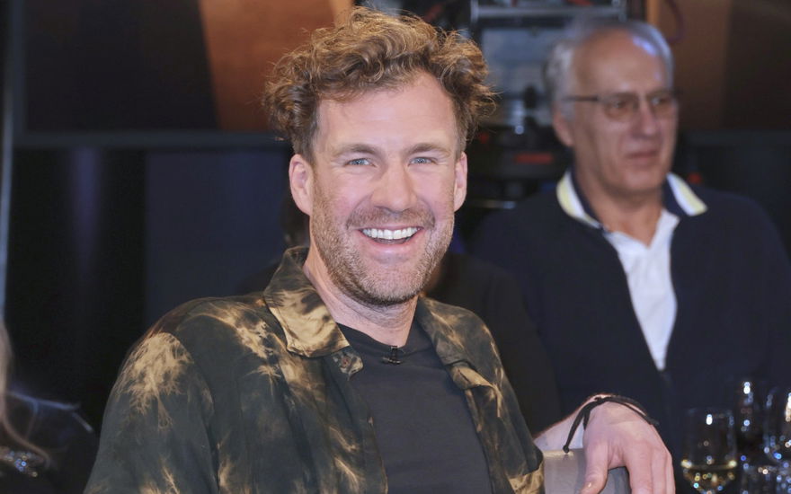Luke Mockridge lächelt glücklich