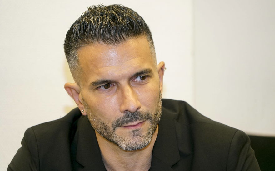 Marc Terenzi guckt ernst und traurig zur Seite