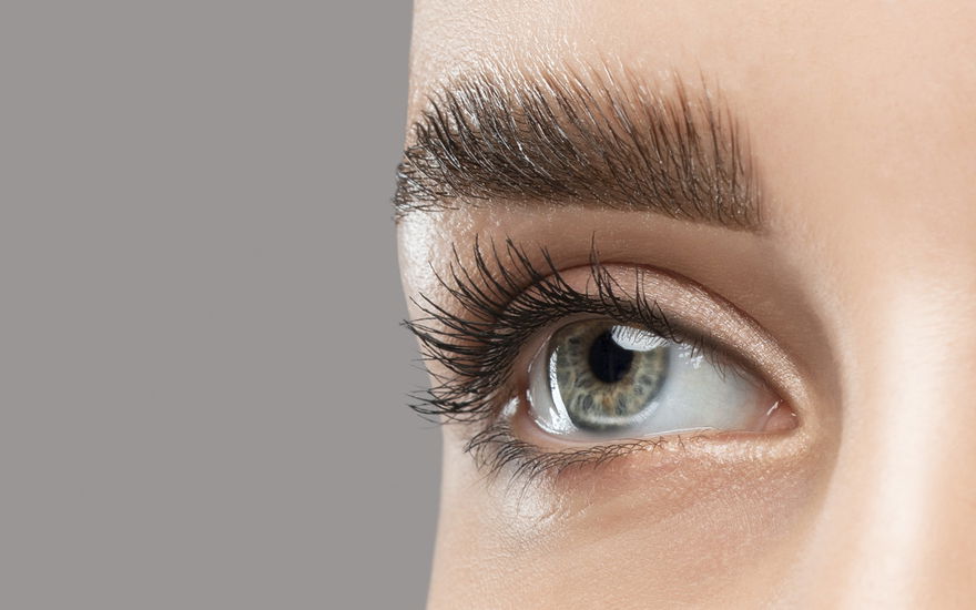 Frau mit geschwungenen Wimpern