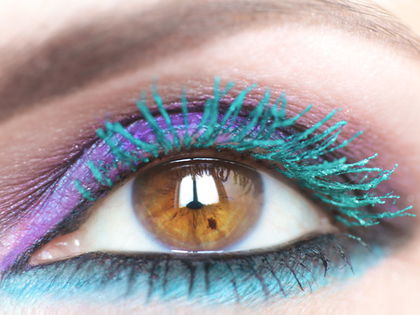 Schwarze Wimperntusche war gestern! Diesen Sommer erstrahlen unsere Lashes in diesem knalligen Trend-Farbton