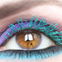 Schwarze Wimperntusche war gestern! Diesen Sommer erstrahlen unsere Lashes in diesem knalligen Trend-Farbton