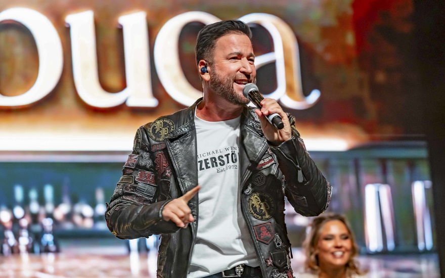 Michael Wendler singt auf der Bühne in ein Mikrofon