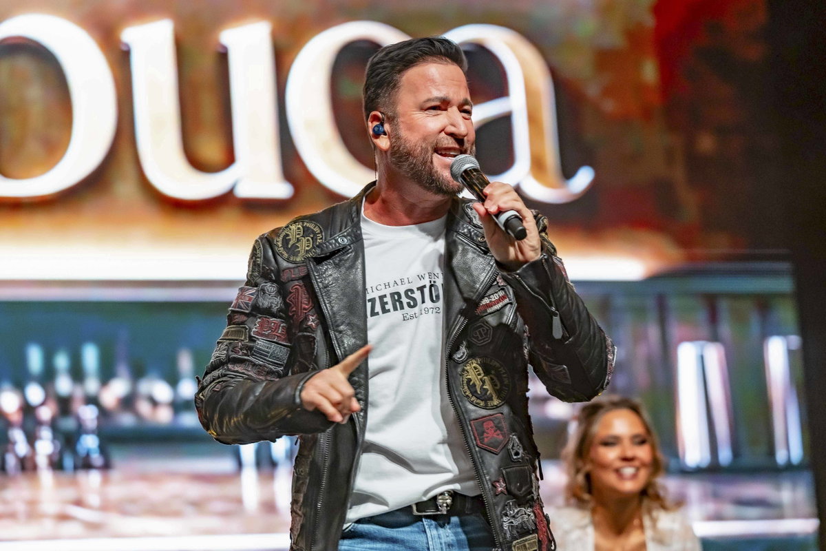 Michael Wendler singt auf der Bühne in ein Mikrofon