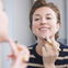 Kaschieren und heilen! Dieser neue Drogerie-Concealer bekämpft Pickel direkt beim Tragen 