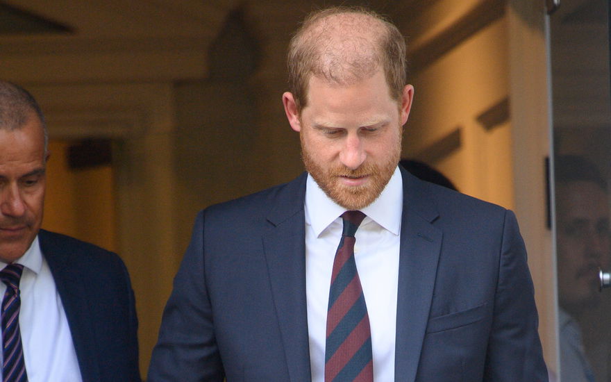 Prinz Harry schaut ernst nach unten